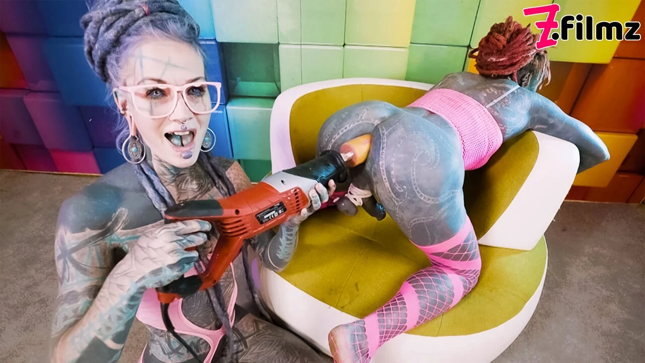 Anuskatzz uses a jackhammer toy on Lily Lu’s ass