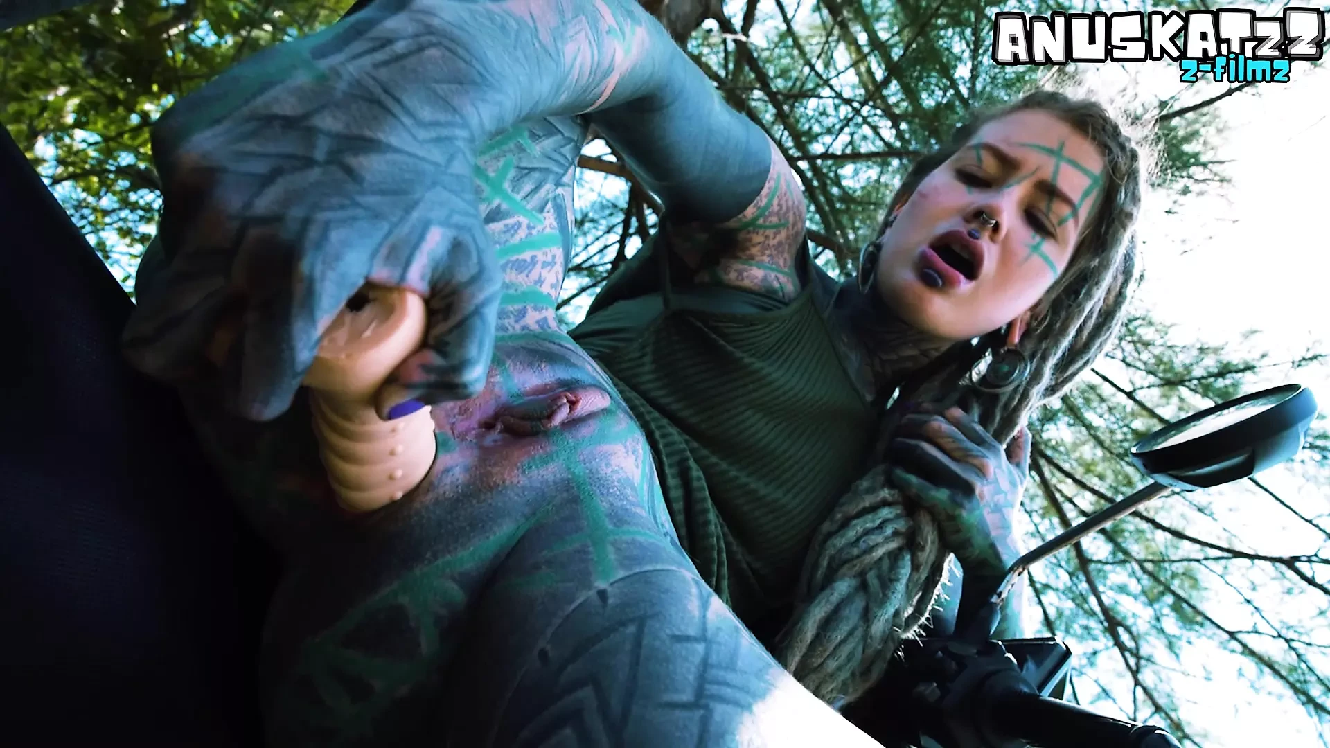 Public Squirt  – ANAL sextoy solo – outdoor fun