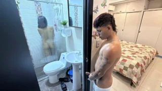 I take advantage of the fact that my stepsister showers with the door open to take it delicious and come in it.