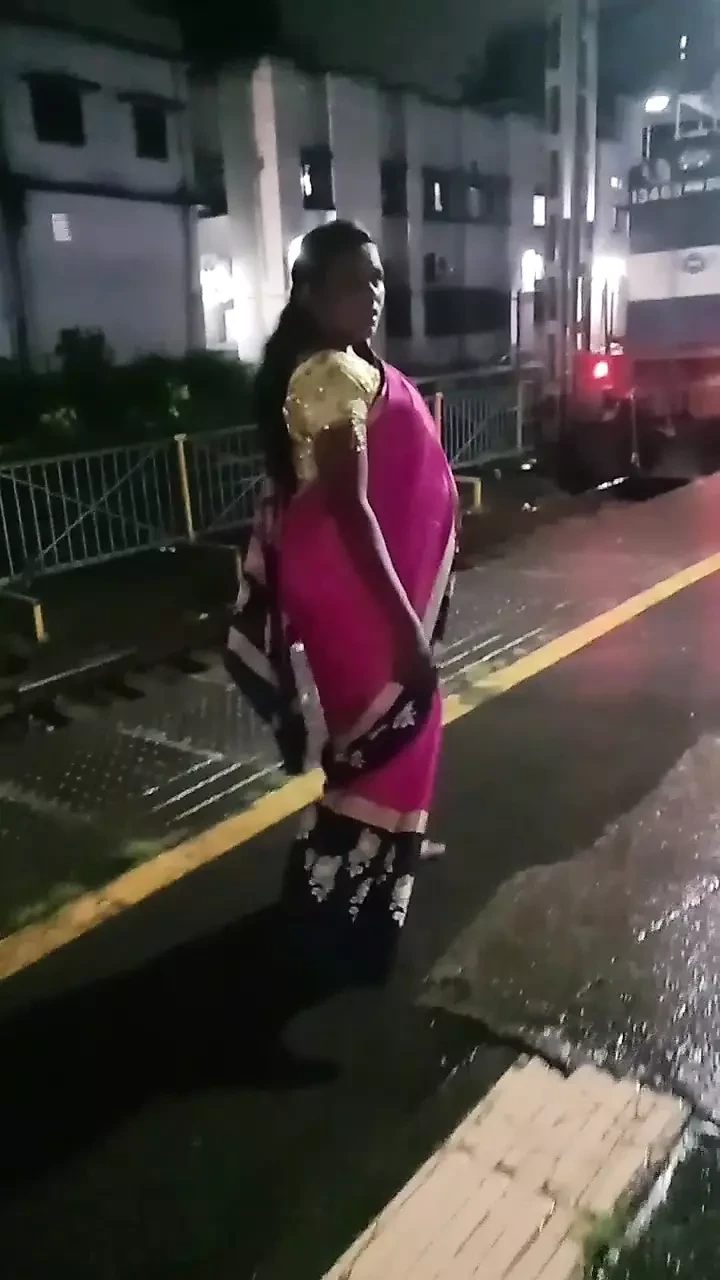 TRAIN TOILET VALI BHABHI Desi bhabhi ko desi ladke ne zam kar choda
