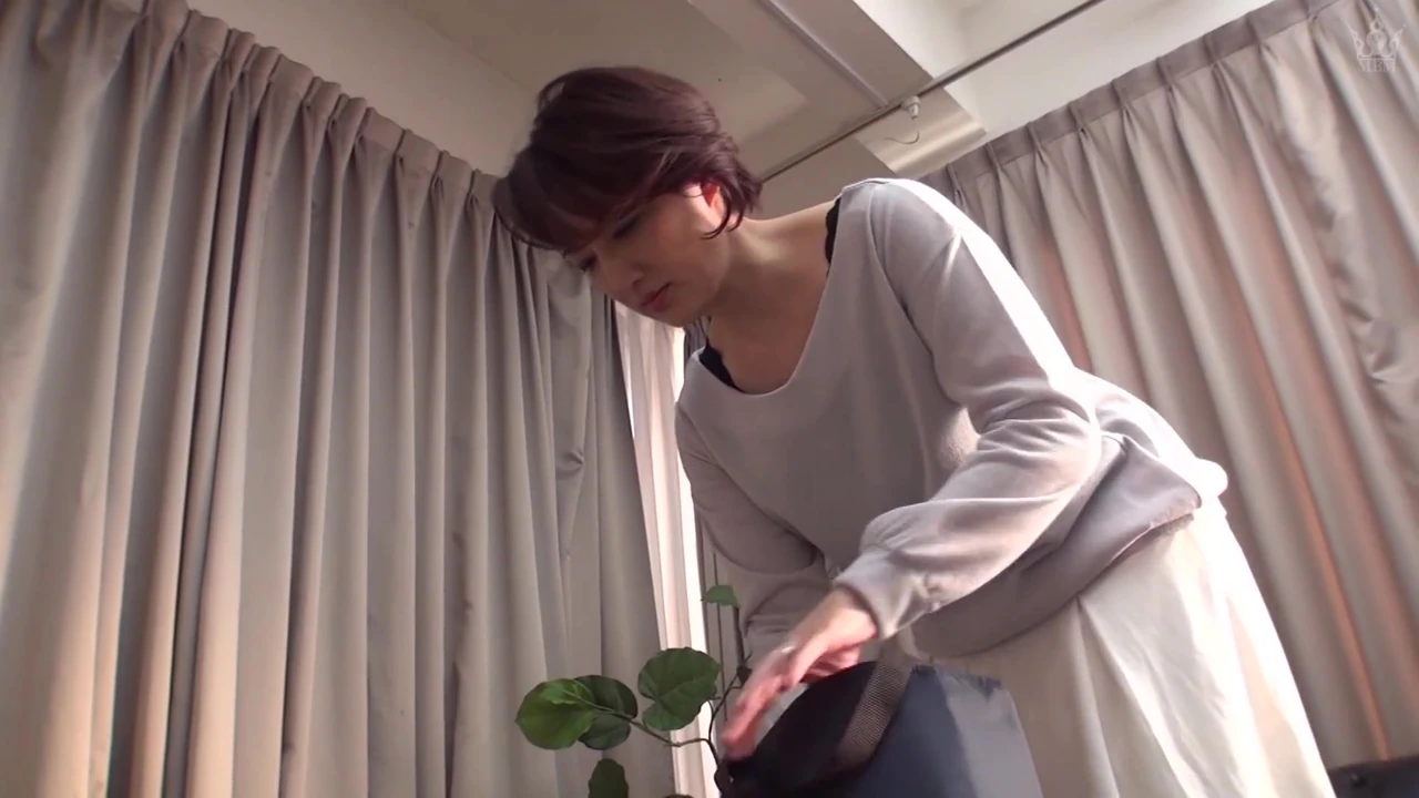 P013G02 A married woman who has an affair with a macho man of his son’s tutor!