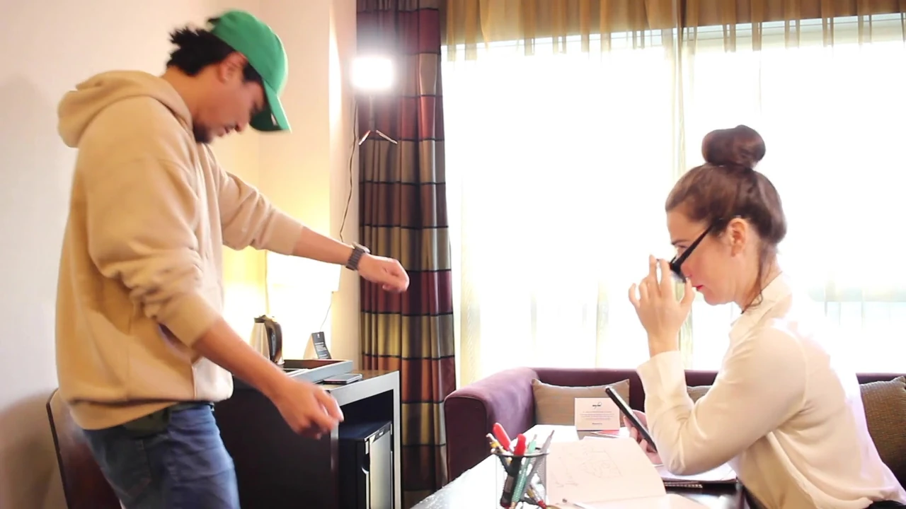 Latino does a favor for the secretary in exchange for getting his nationality