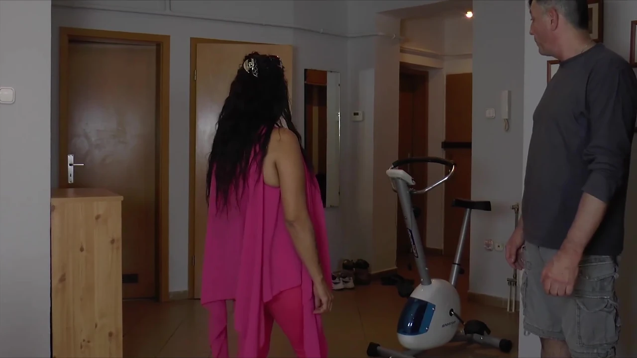 Fuellige geile Milf wird vor der Kamera gebumst