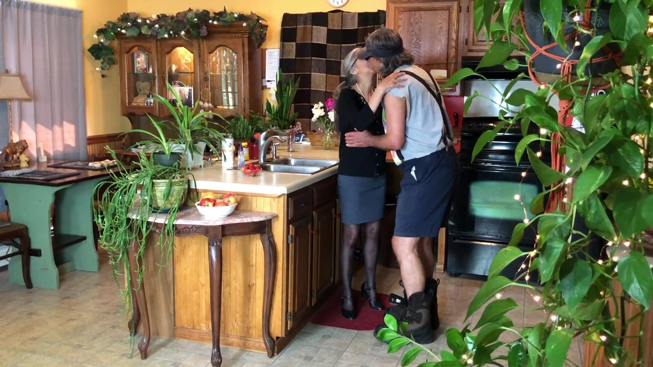 Homemade – Mature Milf Seduces Married Neighbor