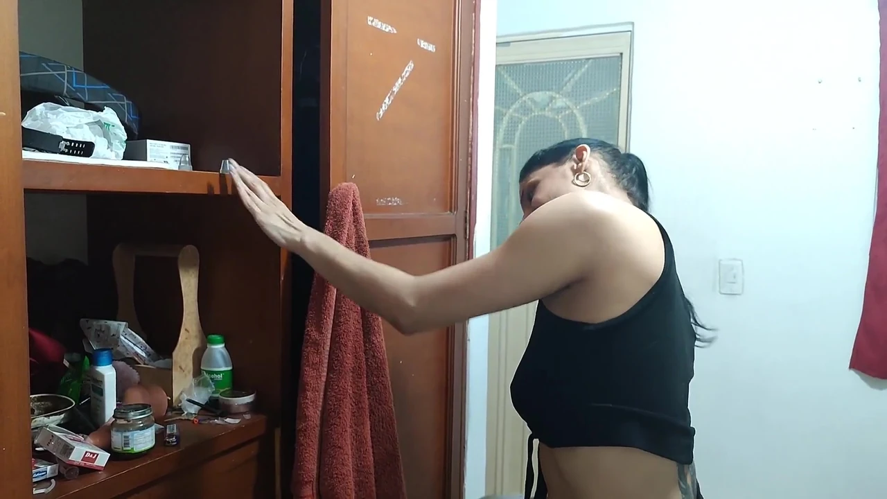 STEPSON arrives at his STEPMOTHER’s HOUSE and sees her taking a bath – HE takes the opportunity to fuck her and make her suck her penis – porn in spanish